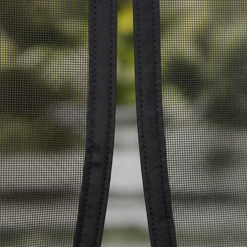 Close-up of the magnetic center seam